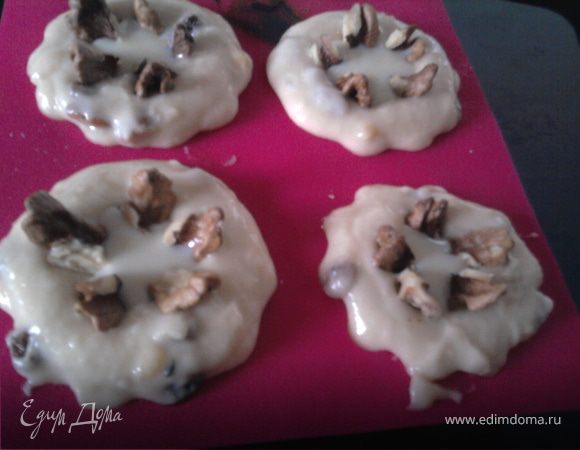 Вылить тесто в формочки и уложить четвертинки орехов так, чтобы получилась выемка в середине кекса. В выемку налить ложечку сгущенного молока (можно придумать что-нибудь другое для заполнения выемки).
