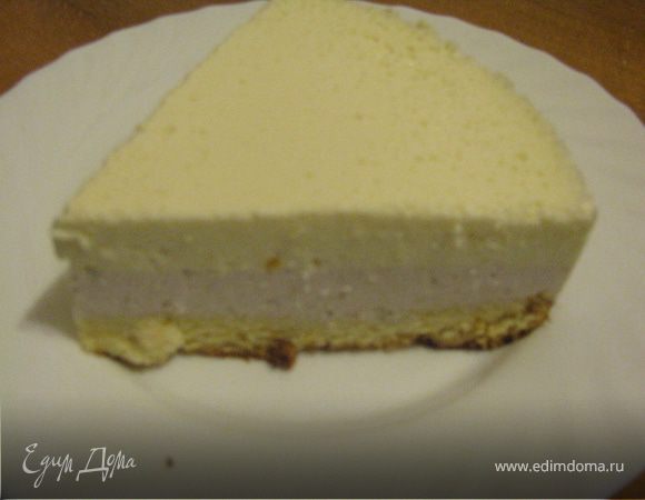 В форму для торта положить одну часть бисквита и вылить на верх йогурт, поставить  в холодильник на 1 час. Когда застынет сделать вторую порцию йогурта и вылить на верх первой части.Застынет и можна подавать к чаю.