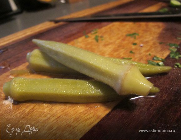 В миску выложить салат, огурец порезанный соломкой, мидии, перышки лука, бамию разрезанную вдоль, шарики сыра, бекон. Посолить, добавить перец и травки.Все полить оливковым маслом.Приятного аппетита!