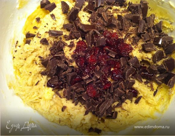 После добавления ванильного сахара- скорость ставлю на минимум и ввожу муку. Потом добавляю овсяные хлопья, сушеные вишни, шоколадную крошку. До того как не было миксера-взбивала в блендере. А при добавлении муки и дальше по рецепту- смешивала большой ложкой, и ничего:)