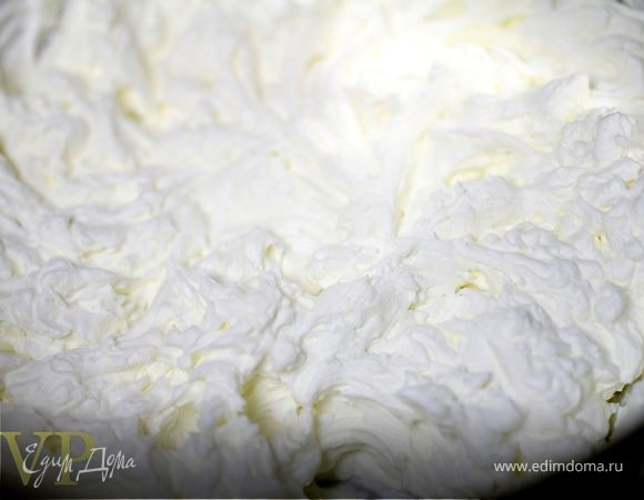 В глубокой миске взбиваем миксером сливки и сахар, пока сливки не станут густой пеной
