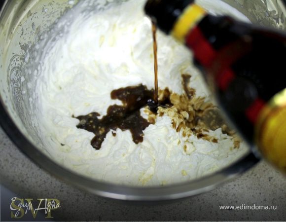 Наливаем  Калуу и взбиваем ещё сек 30