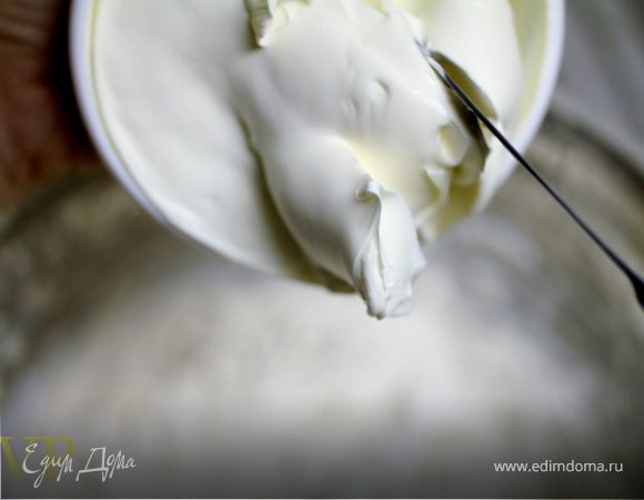 Вмешиваем сыр Маскарпон, накрываем массу пленкой и ставим в холодильник.