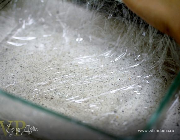 Обворачиваем форму для пирога пластиковой пленкой, так что бы края пленки немного были свободны. Это поможет легче доставать торт из формы.