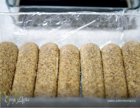 Окунув в кофейную ванную,  разложить печеня в один слой