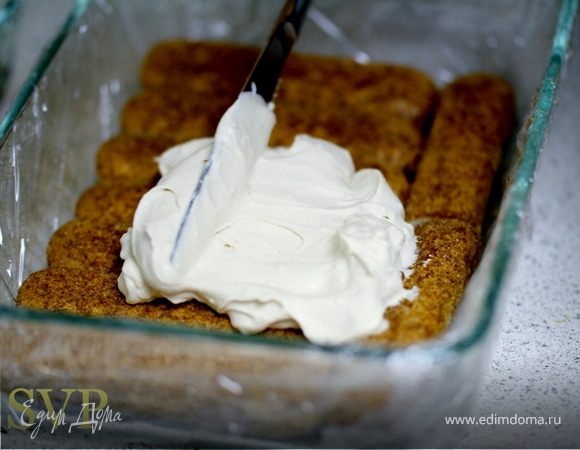 Сверху печеня кладем 1/3  кремовой массы