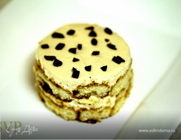  Выкладываем торт на тарелку для подачи. Вы можете оставить тирамису как один торт  или использовать круглые формы и вырезать небольшие тортики.