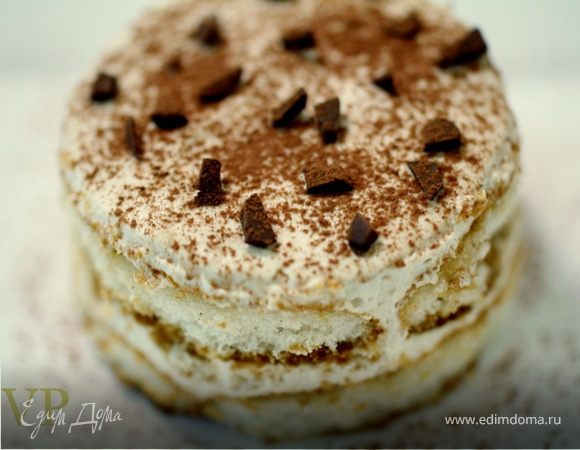 Украшаем тортики кусочками тёмного шоколада и посыпаем порошком какао