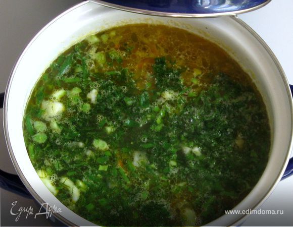 Обжарить  на оливковом масле лук, зеленый лук, морковь и огурчик. 
Когда картофель готов - положить зажарку.
Добавить базилик, укроп, петрушку.