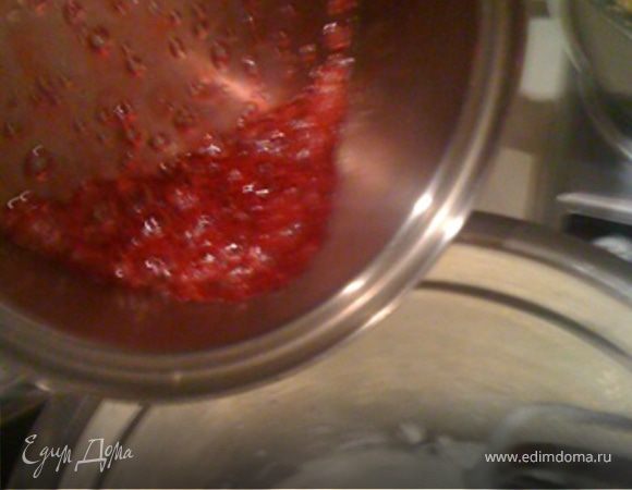 ПОЛОВИНКИ: В кастрюлечку налить воду и засыпать сахар. На маленьком огне нагреть. Сахар должен полностью раствориться, а сироп немного загустеть. Добавить краску, поварить еще 1 минуту. Кстати, при варке сиропа (карамели) старайтесь  не размешивать, не тревожить кристалы сахара, иначе сахар кристализуется, а это необратимо.
Пока вариться сироп, взбить до легких пиков 50 гр. белков. Как только сироп сняли с огня, тут же, иначе он загустеет, тонкой струйкой влить в белки, продолжая при этом взбивать. Белки должны стать характерно блестящими, как для безе. 
