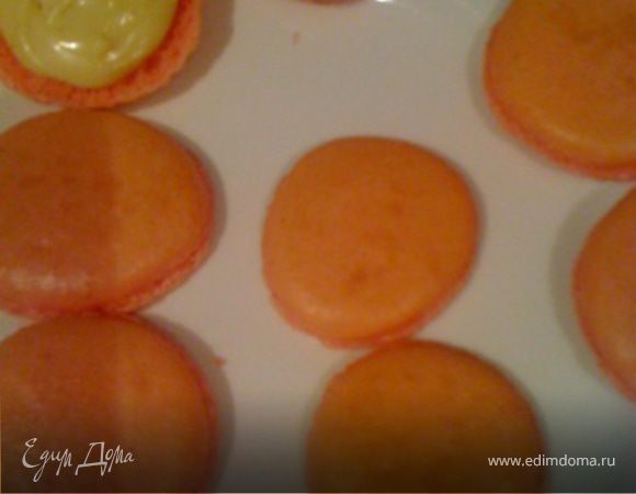 Выпекать 16-18 мин. в разогретой до 150 С духовке. Готовые половинки остудить на кальке. Аккуратно снять и подобрать похожие по размеру половинки. Смазать одну половинку кремом (из щприца или ложкой, добавить ягоды или кусочки фруктов и накрыть другой половинкой.
