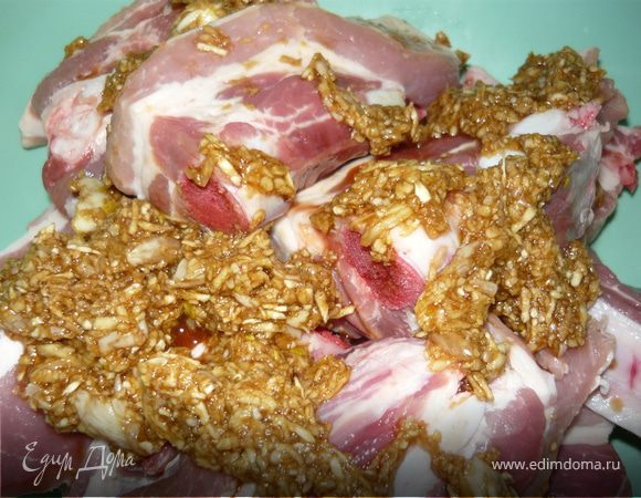 Натереть свежий хрен, пропустить чеснок через пресс, добавить в эту смесь соевый соус.
В этой смеси замариновать свиные ребрышки на несколько часов. 
На фото - до того как я их перемешала. Запах был такой, что казалось будет очень остро. В готовом виде получилось просто очень пикантно. 