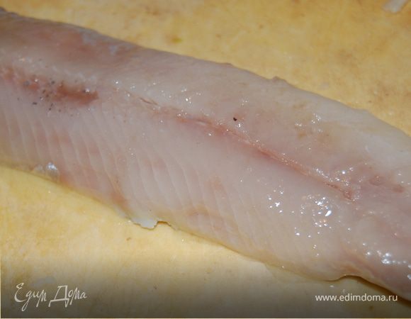 Берем филе селедки и удаляем кости. Если вам попалась рыбка с косточками, это даже лучше, чем вовсе без них, т.к. это означает, что селедку не вымачивали во всякой химии с целью эти самые косочки растворить. Складываем в блендер.
