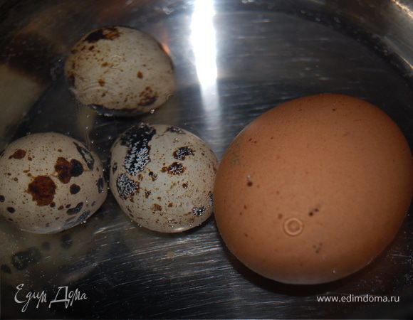 Замачиваем белый хлеб на пару минут в молоке. Можно в сливках, ну а если совсем ничего нет, то можно и в воде. Яйца отправляем вариться.