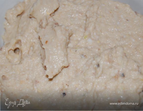 Все вышеперечисленное и кусочек сливочного масла отправляем в блендер и получаем фарш. Слегка поперчим. На первый взгляд, фарш выглядит не очень презентабельно. Выложим на тарелочку к фаршмаку пару долек лимона, пару перепелиных яичек, припорошим все зеленым лучком, украсим каперсами, подпдим все это с каким-нибудь вкусным черным хлебушком и таки приятного аппетита!:)