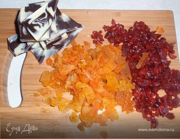 Для первого слоя: Овсяные хлопья подсушить в духовке до золотистого цвета. Растопить мед, добавить калиновый сироп. Смешать мед и овсяные хлопья. Выложить в форму, застеленную бумагой. Выпекать при температуре 180гр 20 минут.  