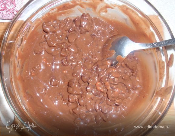 Для второго слоя: Режем мелко курагу, клюкву и орехи. Подогреваем сливки, но не доводим до кипения. Ложим в сливки мелко поломанный шоколад, и мешаем пока шоколад полностью не растворится. 