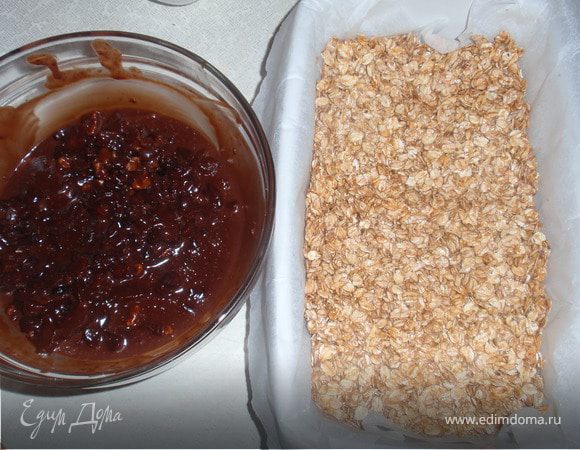 Добавляем в шоколадную массу орехи, курагу, клюкву и хорошенько перемешиваем.