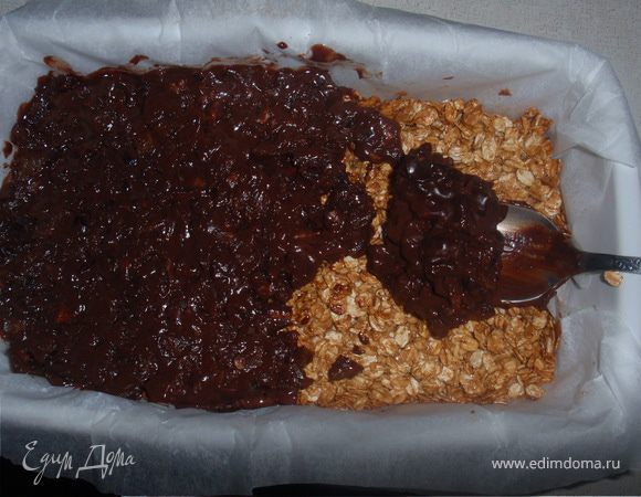 Выкладываем шоколадную массу на овсяные хлопья (остывшие). И ставим в холод. Часа через 1,5-2 можно резать. Посыпать какао.