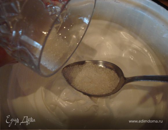 Охлаждаем яичные белки до 4-6 гр. и взбиваем до устойчивой пены.В 2-3 приема добавляем сахар.