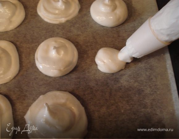 Выкладываем белковую массу на противень,застеленный промасленной бумагой.Подсушиваем их при температуре 80 гр. в течении 2-5 часов.Готовые меренги должны быть хрупкими по всему объему.Охлаждаем готовые меренги.