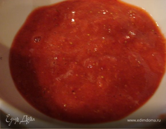 Берем клубнику,кладем в блендер и делаем клубничное пюре.