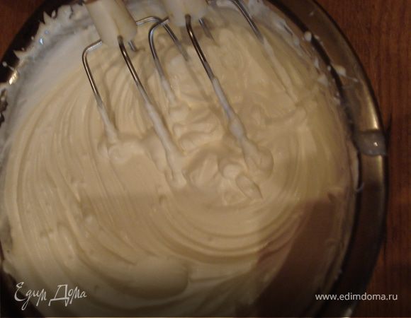Для приготовления крема взбиваем сливки до устойчивой пены,делим их на две равные части.