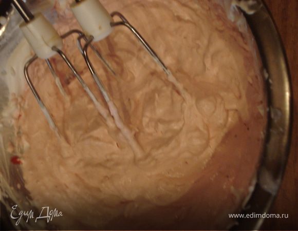 В одну часть сливок в два приема добавляем клубничное пюре и сахарную пудру.