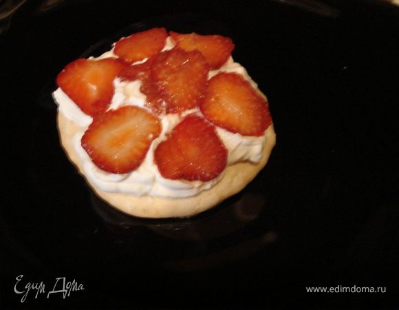 На  меренги раскладываем взбитые сливки,а на них - нарезанную клубнику.