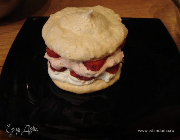 Полученные пирамидки накрываем еще одной меренгой и слегка прижимаем.