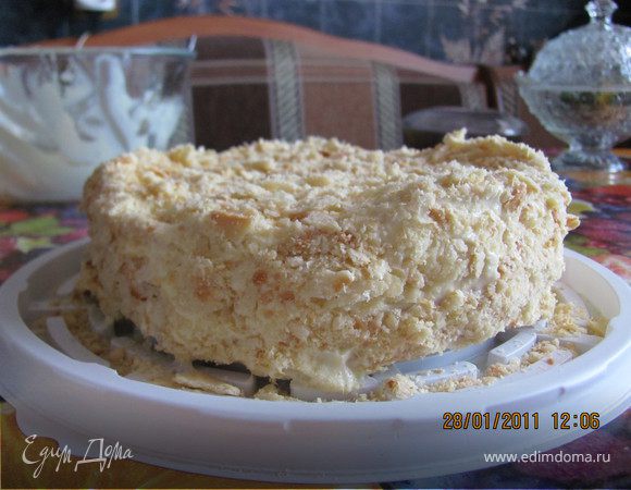 Для приготовления теста нарубите сливочное масло, добавьте муку, соль и перетрите муку с маслом в крошку.
Добавьте водку и холодную воду и замесите тесто.
Очень тщательно и долго такое тесто месить не нужно. Вам достаточно только добиться того, чтобы все компоненты соединились в единое тесто. 