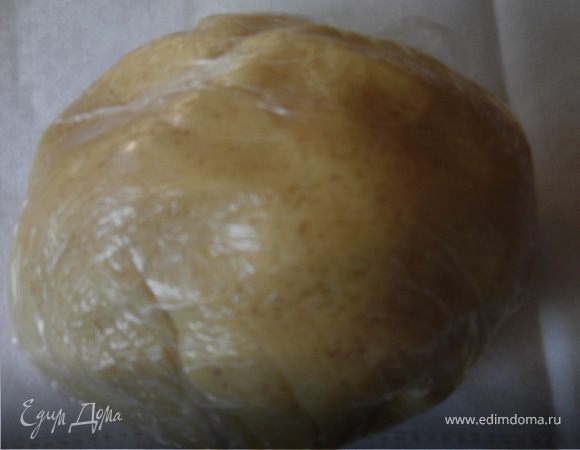 Тесто скатать в шар, завернуть в пленку и положить на 1 ч в холодильник.