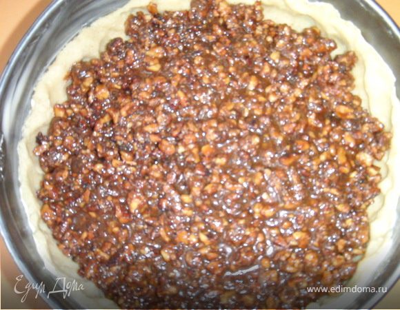 Сверху выложить тёплую ореховую начинку.