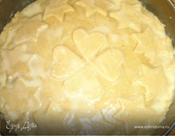 Оставшееся тесто раскатать в круглую тонкую лепешку размера чуть большего, чем форма, выложить поверх начинки; защипать края.по желанию из оставшегося теста вырезать маленькие фигурки (формачками для печенья)Равномерно разложить их по поверхности тортаи слегка прижать. Желток перемешать со сливками, смазать верх торта. 
Выпекать 30-40 мин. Достать форму из духовки, дать торту полностью остыть.