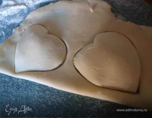 Второй половиной теста накрываем нашу начинку и вырезаем формой сердечки, края прищипываем руками,если они при этом не совсем склеились.