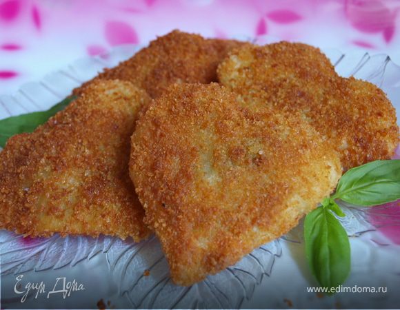 Слегка взбиваем яйца. Готовые сердечки обмакиваем в яйце, затем обваливаем в сухарях и жарим во фритюре с двух сторон. Подавайте сердечки горячими и приятного аппетита!