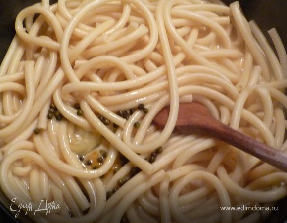 Когда спагетти готовы - слить воду и обжарить немного в жире от бекона. Затем добавить яйчно-молочную смесь, непрерывно помешивая довести ее до кремообразного состояния.
