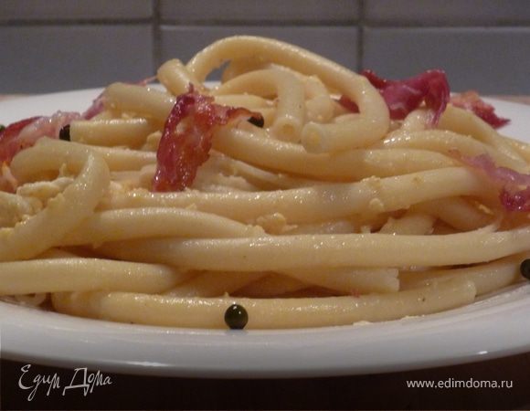 Пармезан нарезать пластинками или натереть, добавить к спагетти, дать 
расплавиться. Потом выложить нарезанный небольшими кусочками бекон. Приятного аппетита!
