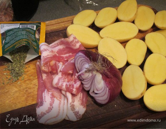 Картошку разрезать вдоль пополам. Лук порезать тоненькими перышками. Картошку посолить,полить оливковым масло, присыпать орегано. Все перемешать.