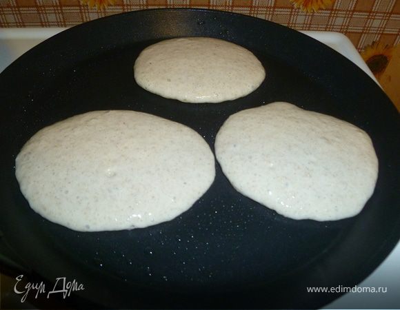 выпекаем оладушки , не забываем смазывать сковородку 