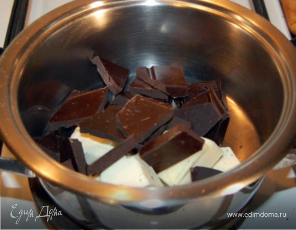 В кастрюле с толстым дном растопить сливочное масло и шоколад.