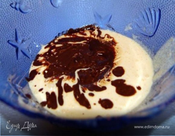 Желтки взбить с сахаром до посветления и добавить шоколадную массу.