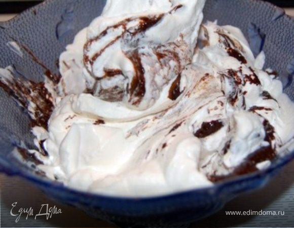 Сливки взбить в пышную пену и осторожно ввести в шоколадную массу.