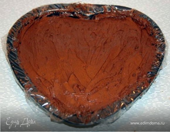 Хорошенько вымешать и выложить в форму, предварительно покрытую пищевой пленкой. Отправить в холодильник минимум на 3 часа.