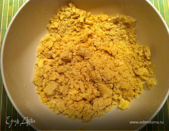 Смешать масло, сахар и муку. Можно миксером, можно ручным блендером. По получения рассыпчатой массы