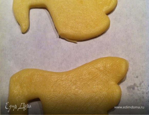 Разогреть духовку до 200С. 
раскатать тесто (0,5 см толщиной) и при помощи формочек вырезать фигурки. посыпать любимой посыпкой. (Я беру смесь для кофе и десертов-с мельничкой). Если нет такой, просто смешайте все ингридиенты. Выложить их на сухой противень, застеленный бумагой.
