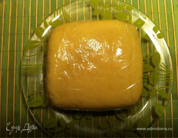 тесто завернуть в пищевую пленку и положить в холодильник. По рецепту- на ночь. Я оставляла на 5 часов(приблизительно по количеству моих "сонных часов" :) Совет: можно утром замесить, а прийдя с работы испечь. Также тесто можно хранить в холодильнике до 7 дней в пищевой пленке.