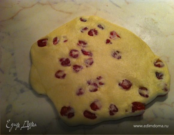 Разогреть духовку до 200С. раскатать тесто (0,5 см толщиной), добавить в него вишню.  и при помощи формочек вырезать фигурки.