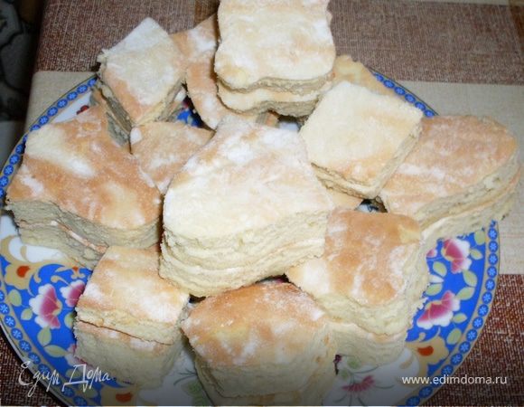 добавить муку с разрыхлителем - потише взбивать-размешивать,добавить растопленное масло,размешивать аккуратнее.
Из пергаментной бумаги (для выпечки)45х25см загнуть по краям и сделать бортики высотой 1,5см. Смазать маслом и присыпать мукой. Вылить тесто, оно само по высоте растечется как ему надо(1см). Выпекать 7 минут. Перевернуть на полотенце(без ворсинок)посыпанное сахаром или сах.пудрой. Убрать бумагу. Вырезать формочками для печенья бисквит по две штуки одинаковых.Можно пропитать каким нибудь алкоголем или сиропом. 