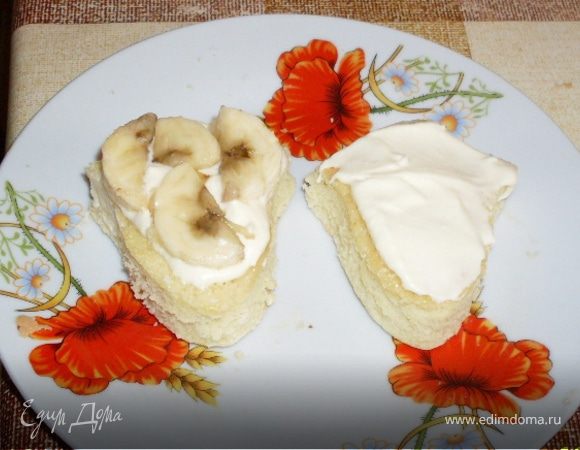 Взбить масло (комнатной температуры)со сгущенкой и намазать пирожные, прослойкой положить резанные бананы